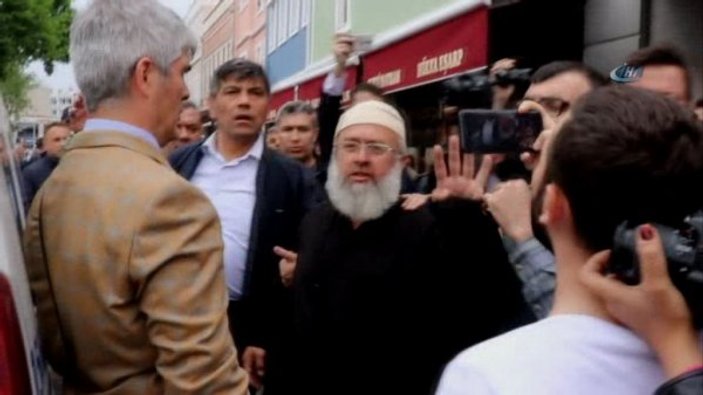 Abdullah Gül'e cenazede Rabialı protesto