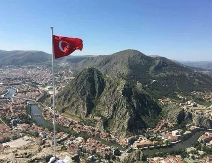 3 arkadaş Huzur Tepesi'ne Türk bayrağı dikti