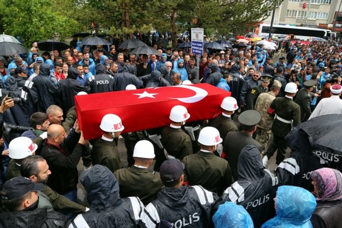 Sivas'ta binlerce kişi şehit Peker için toplandı