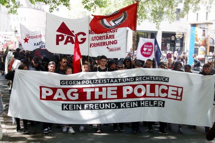 Almanya'da polis karşıtı gösteri