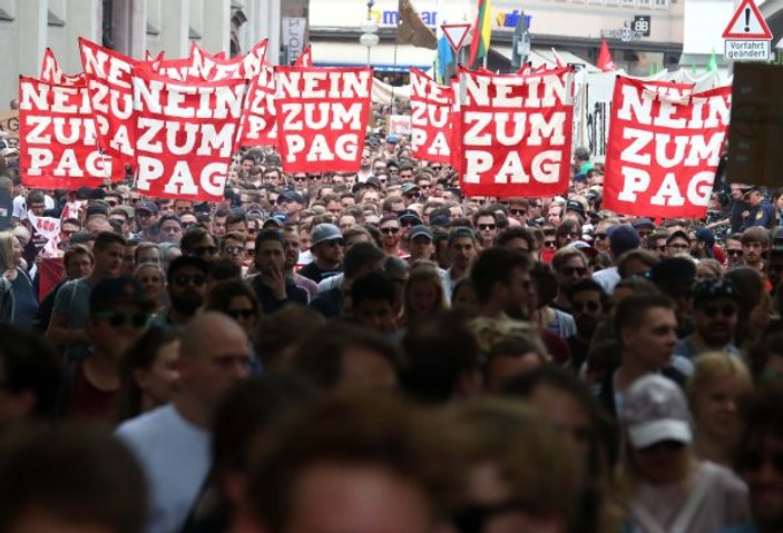 Almanya'da polis karşıtı gösteri