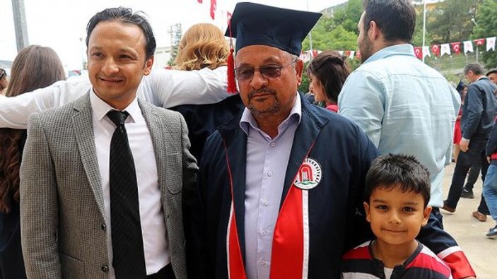 61 yaşında mezun oldu, diplomasını oğlunun elinden aldı