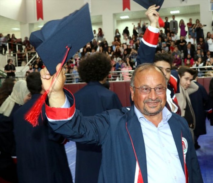 61 yaşında mezun oldu, diplomasını oğlunun elinden aldı