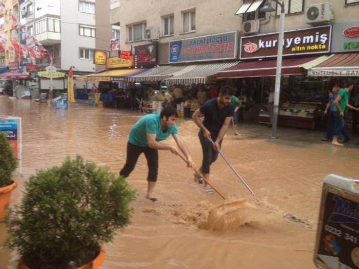 İzmir'de sağanak yağmur etkili oldu