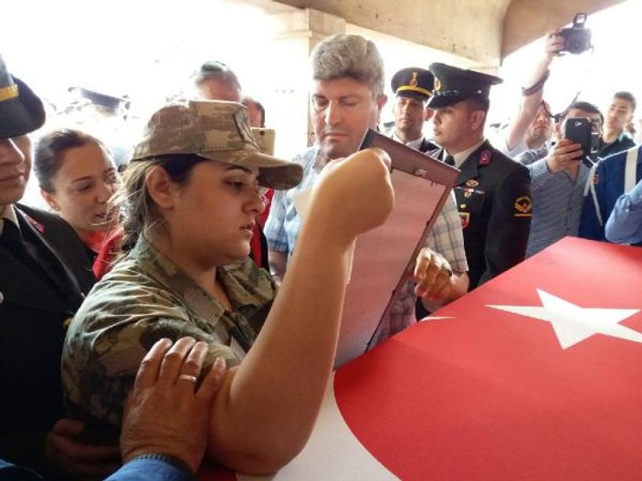 Şehit eşini kamuflajıyla uğurladı, fotoğrafını öptü