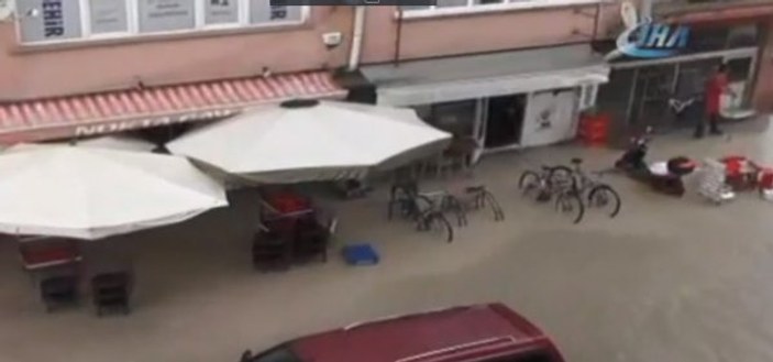 Kırşehir'de şiddetli yağış esnafa zor anlar yaşattı