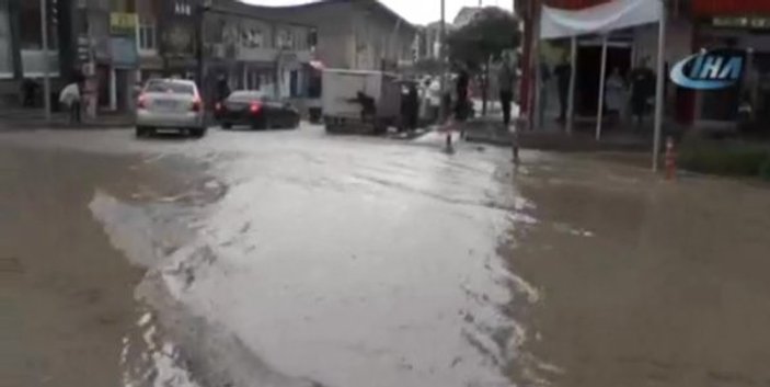Kırşehir'de şiddetli yağış esnafa zor anlar yaşattı