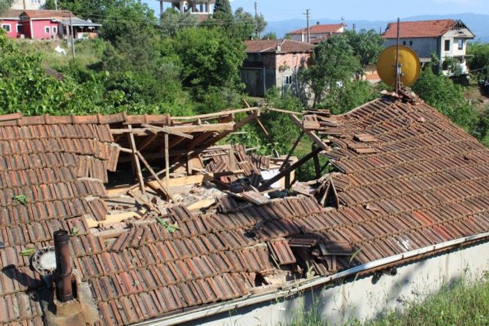 Kocaeli'de otomobil evin çatısına uçtu
