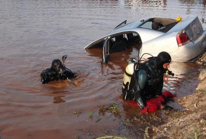 Şanlıurfa'da otomobil su birikintisine devrildi