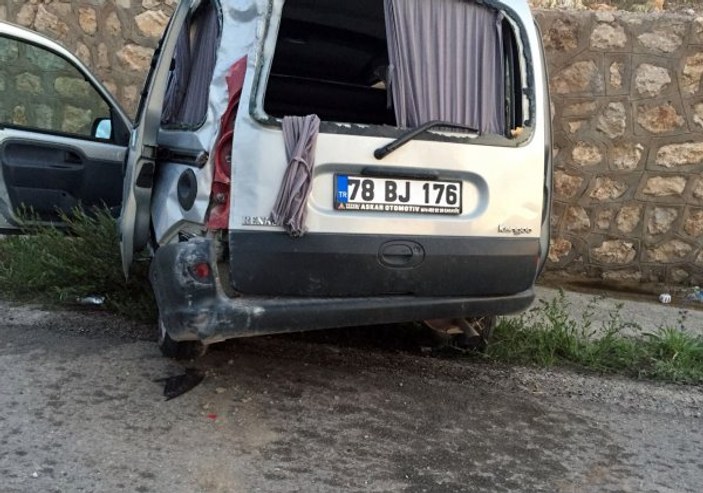 Karabük'te bir araç duvara çarptı; 6 yaralı