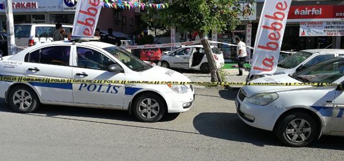 Otomobil yayalara çarptı: 1'i çocuk 2 ölü
