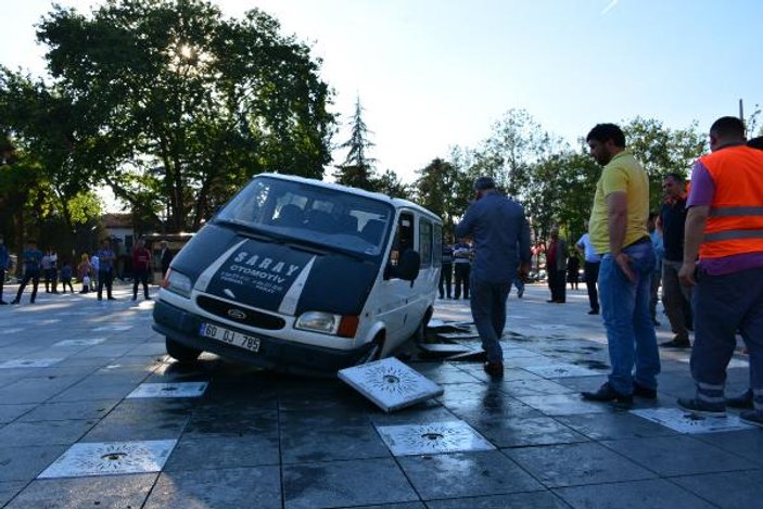 Erbaa'da minibüs kuru havuza düştü