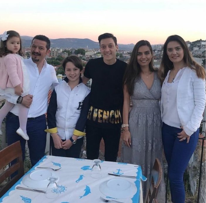 Amine Gülşe'nin ailesi Mesut Özil'i ağırladı