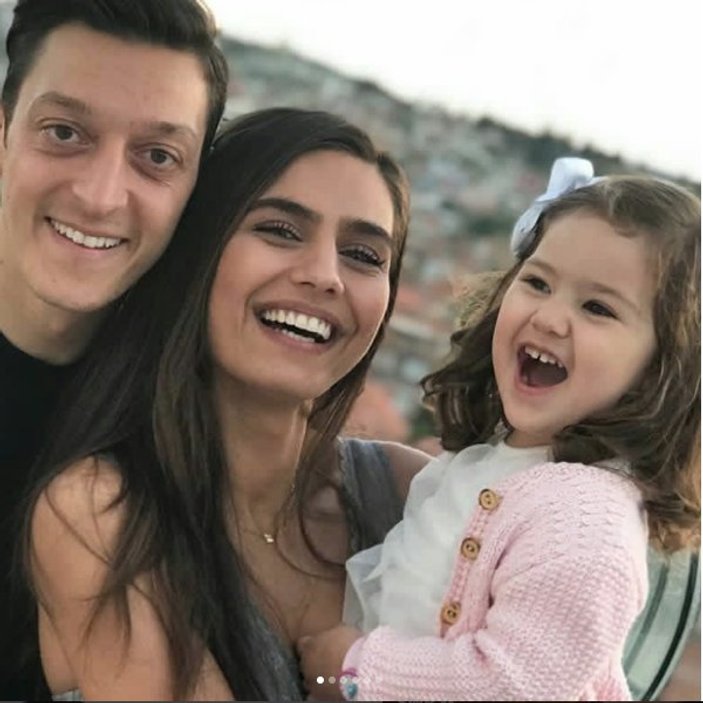 Amine Gülşe'nin ailesi Mesut Özil'i ağırladı