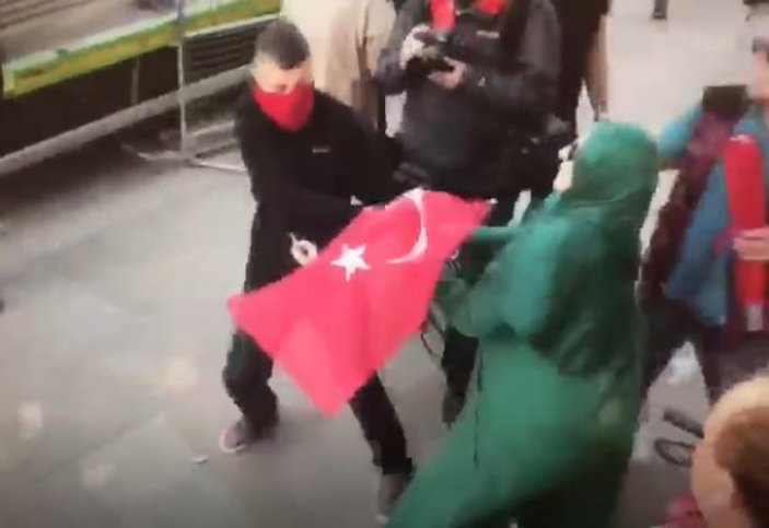 Türk bayrağını PKK'lılara vermeyen kadın