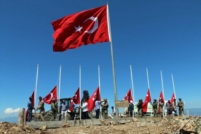 Şehitler Tepesi'ne Türk bayrakları dikildi