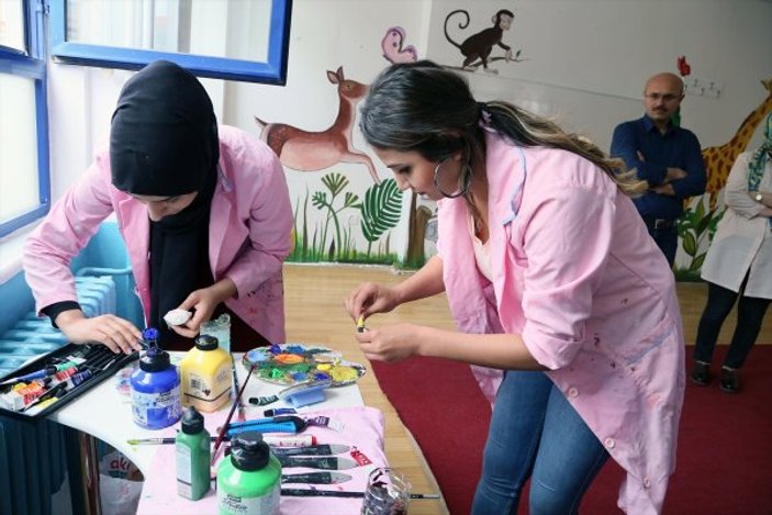 Kız öğrenciler okulların onarımını yapıyor