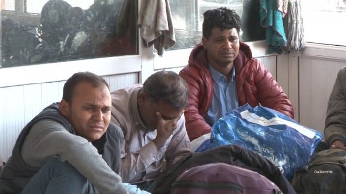 Otogarda yakalanan göçmenler gözyaşlarına boğuldu