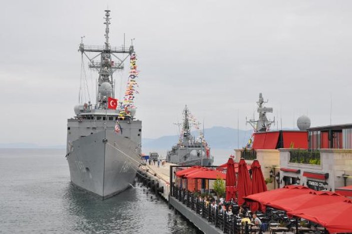 Kuşadası'nda askeri gemiler ziyarete açıldı