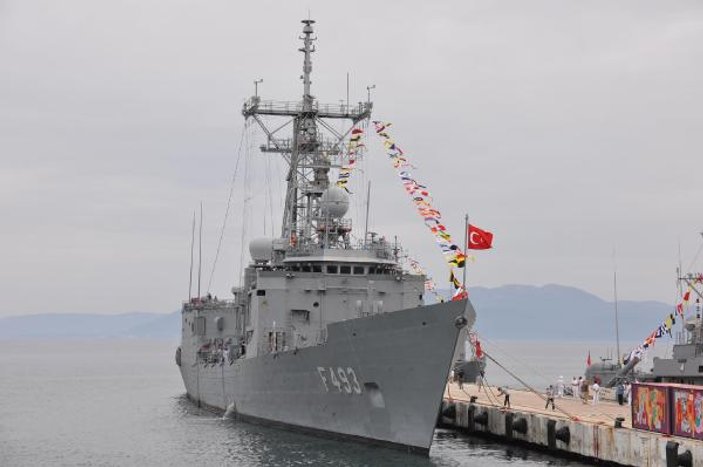 Kuşadası'nda askeri gemiler ziyarete açıldı