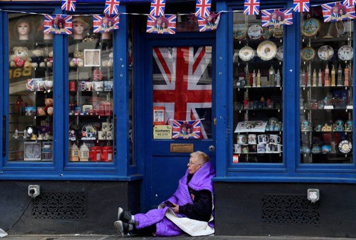 Kraliyet düğününü bekleyen İngilizler sokaklarda yatıyor
