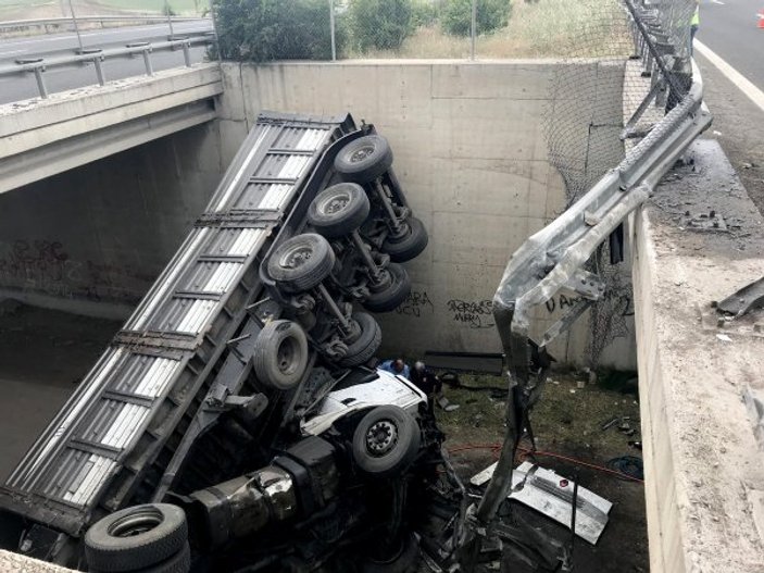 Tır köprüden alt yola düştü: 1 kişi öldü