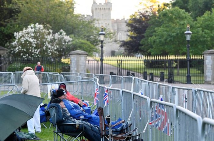 Kraliyet düğününü bekleyen İngilizler sokaklarda yatıyor