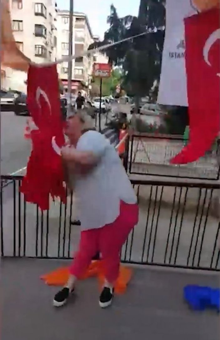 AK Parti bürosu önündeki bayraklara çirkin saldırı