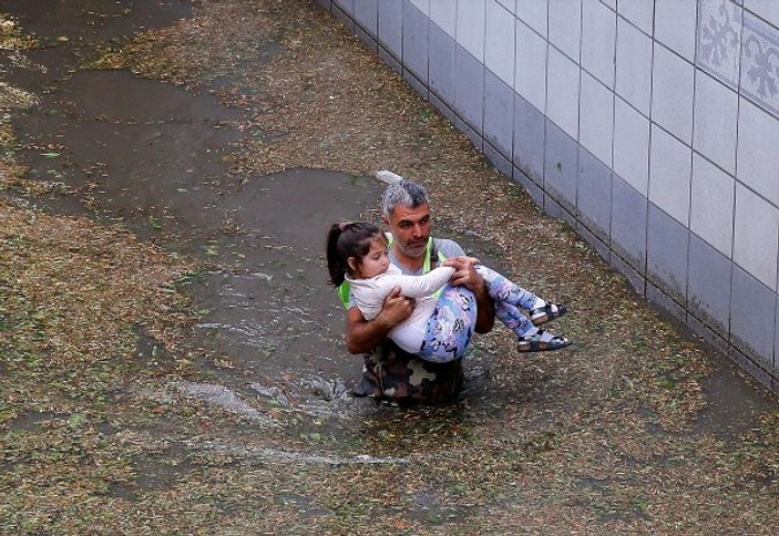 Ankara'da selde mahsur kalanları ekipler kurtardı