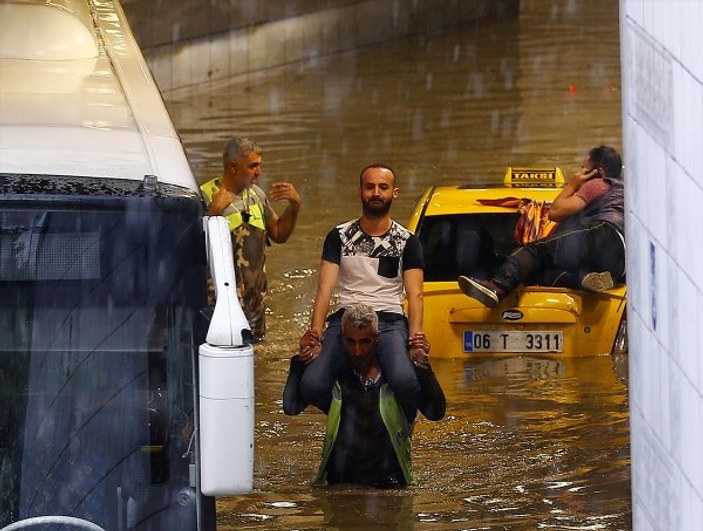 Ankara'da selde mahsur kalanları ekipler kurtardı