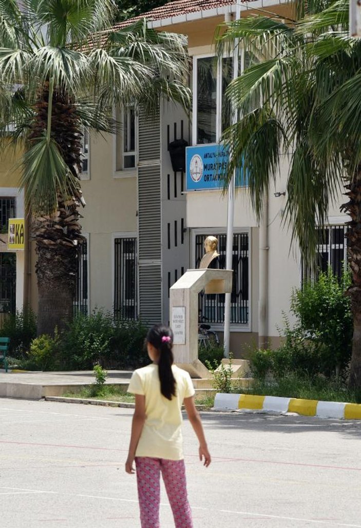 Antalya'da iki okulun Atatürk büstü çalındı
