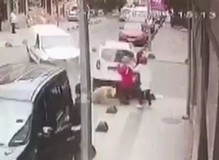 Kaza yapan otomobil kadınların üzerine savruldu