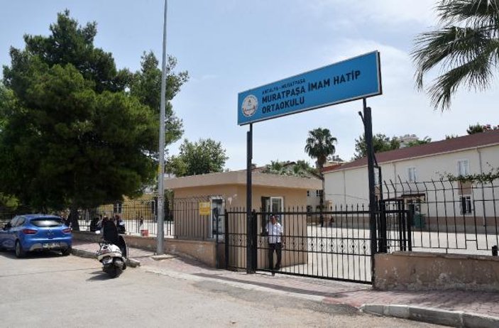 Antalya'da iki okulun Atatürk büstü çalındı