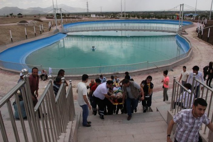 Süs havuzunda boğulan çocuğu belediye başkanı kurtardı