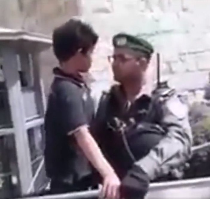İnatçı çocuk İsrail askerlerini yıldırdı