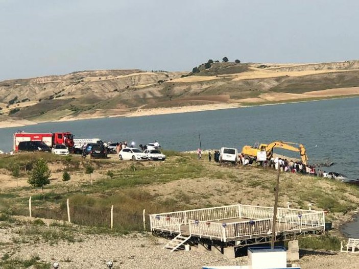 El freni çekilmeyen otomobil baraj gölüne girdi