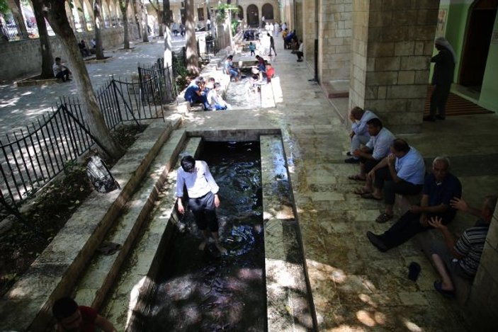 Şanlıurfa'da vatandaşlar cami avlusunda iftarı bekliyor