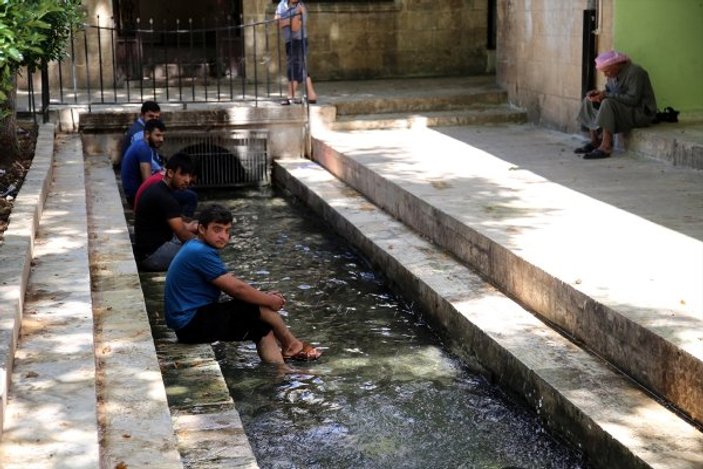 Şanlıurfa'da vatandaşlar cami avlusunda iftarı bekliyor