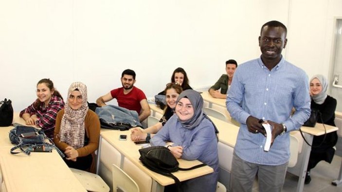 Sudanlı gençten Türk öğrencilere Türkçe dersi