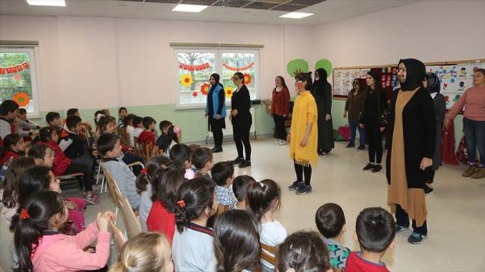 Köy çocuklarını tiyatroyla tanıştırıyorlar
