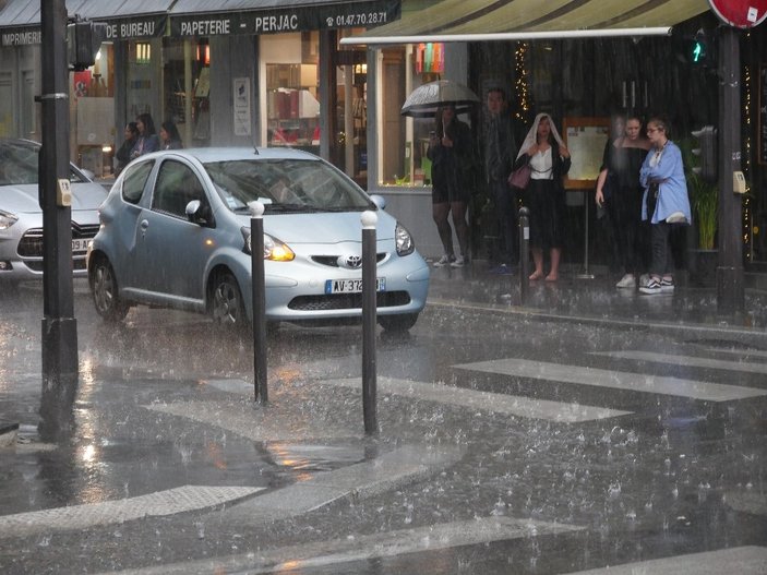 Paris’te şiddetli dolu yağışı
