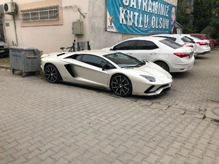 Kenan Sofuoğlu, AK Parti binasına Lamborghini'yle geldi