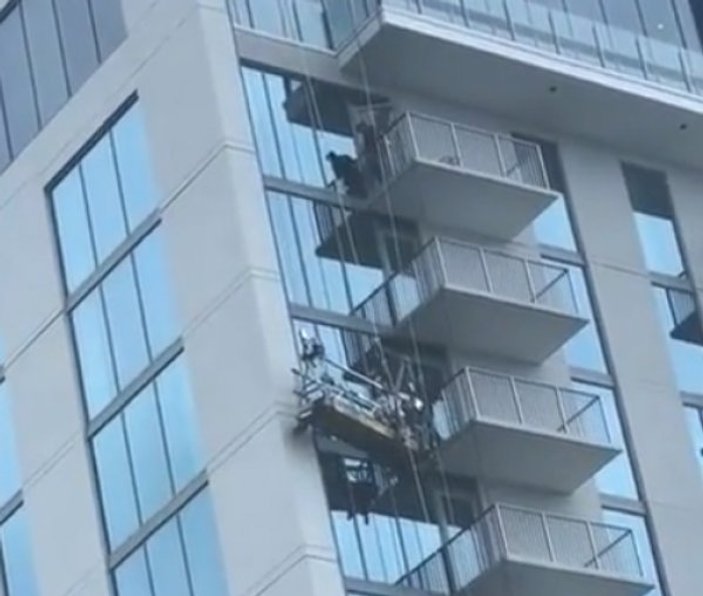 Asansörün halatı kopunca işçi metrelerce yüksekte asılı kaldı