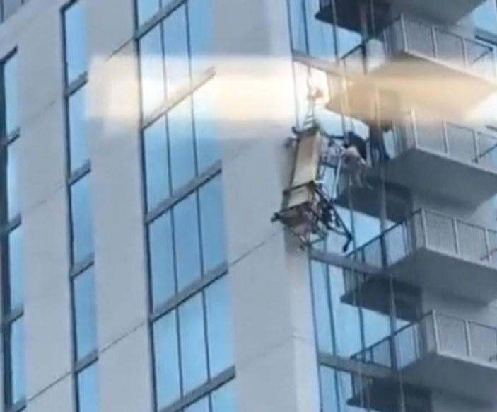 Asansörün halatı kopunca işçi metrelerce yüksekte asılı kaldı