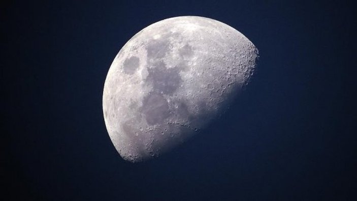 Çin Ay'ın karanlık yüzü için uzaya uydu gönderdi
