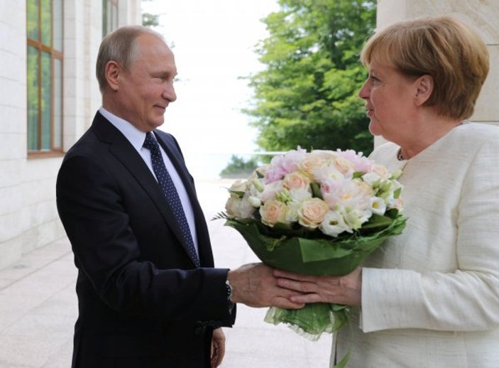 Alman medyası Putin'e çiçek tepkisi