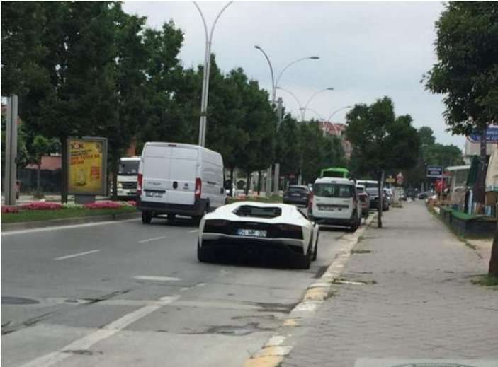 Kenan Sofuoğlu, AK Parti binasına Lamborghini'yle geldi