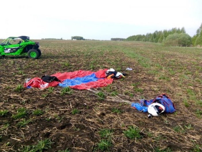 Havada birbirine dolanan paraşütçüler hayatını kaybetti