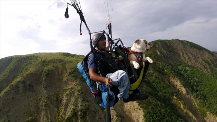 Köpeğiyle beraber yamaç paraşütüyle uçtu