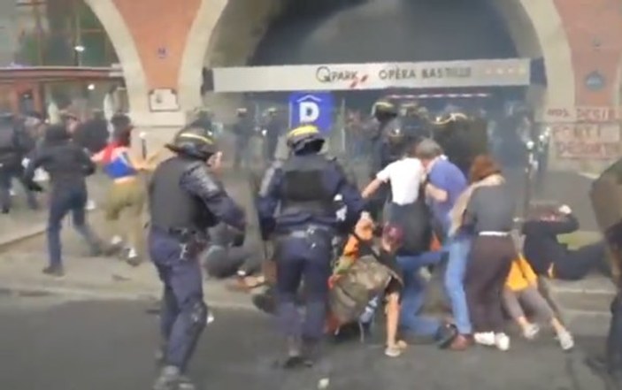 Fransa'da polislerden protestoculara dayak